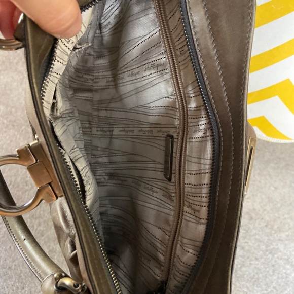 Salvatore Ferragamo olive green leather handbag - Picture 3 of 10